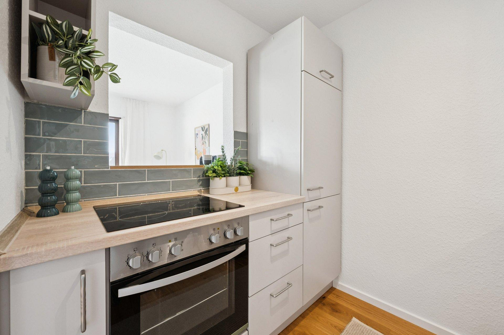 Balkon ins Grüne, Stellplatz inkl., zentrale Lage | 2-Zi.-Wohnung in Neckarau