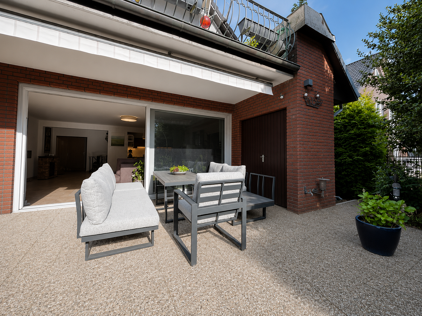 Haus-im-Haus-Charakter mit 30 m² Terrasse in ruhiger Lage in Hamburg-Bramfeld