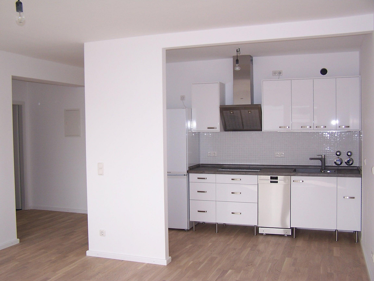 SCHWABING-WEST HELLE, MODERNISIERTE 2-ZIMMER-WOHNUNG MIT LOGGIA, SCHWIMMBAD UND GROSSER DACHTERRASSE