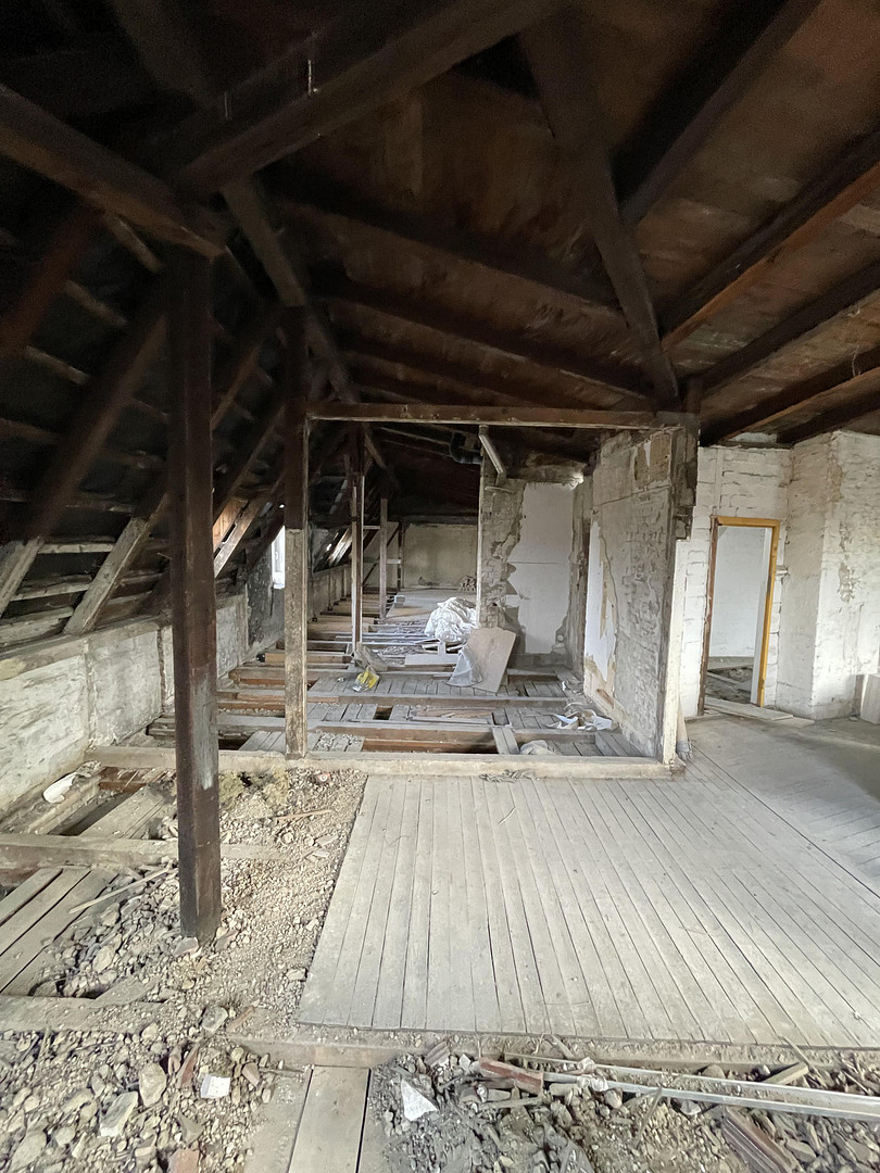 DG-Rohbau mit Vision – 220 m² & genehmigter Dachterrasse, Dachsanierung notwendig