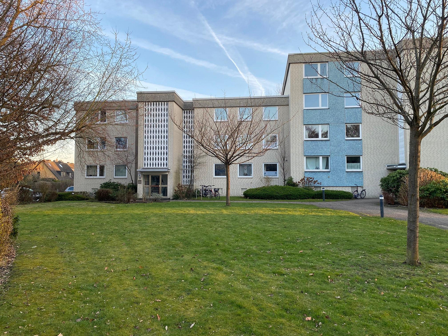 Großzügige 4-Zi.-Whg. (2 2/2 Zi.) mit Balkon/Südlage ; auf großem Grundstück ; provisionsfrei