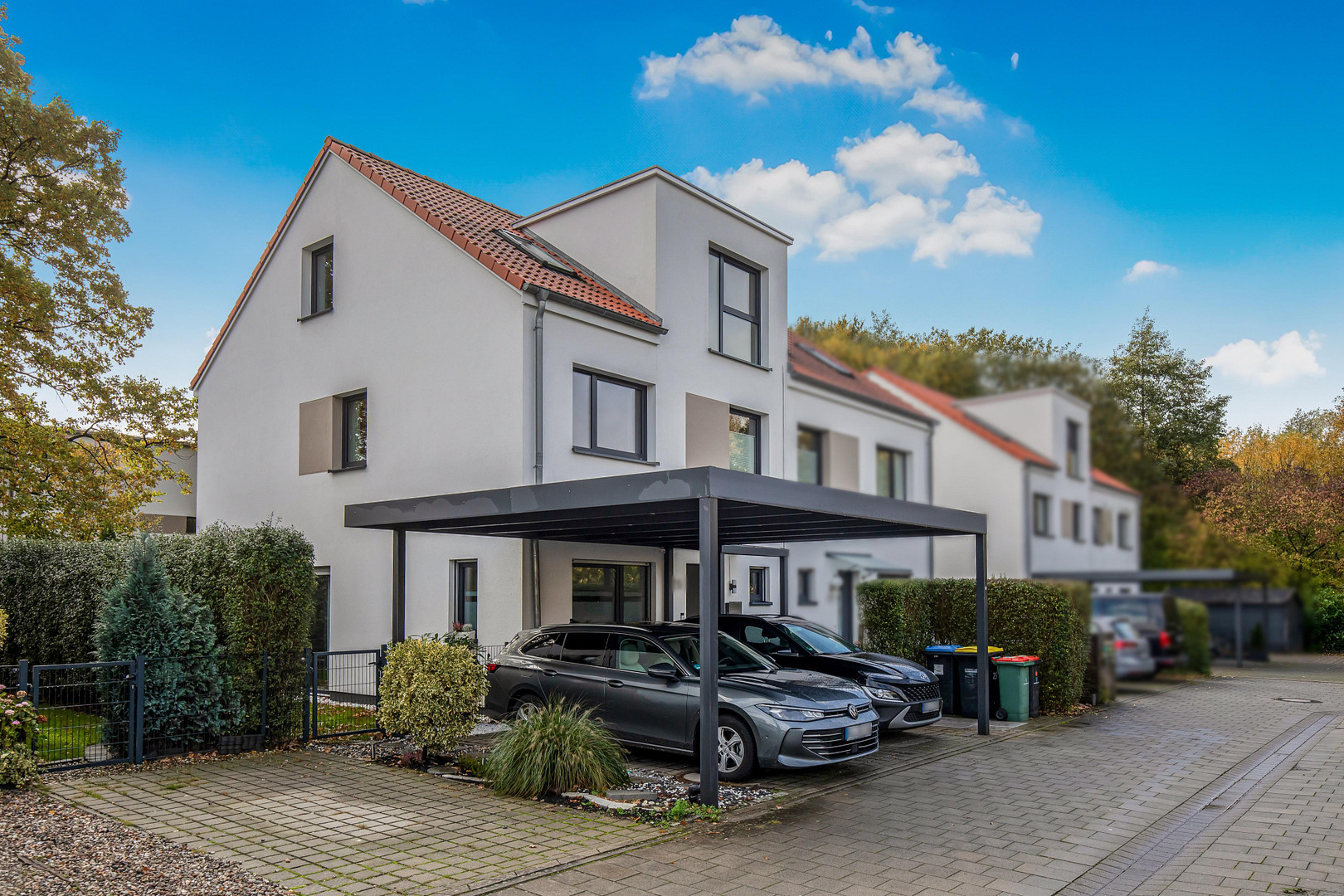 Gepflegte Doppelhaushälfte mit Südgarten, überdachter Terrasse & Doppel-Carport – provisionsfrei