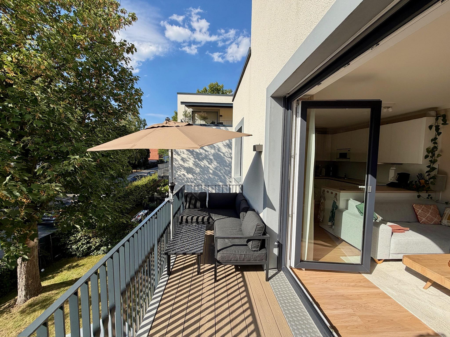 Courtagefrei: Moderne 4-Zimmer-Wohnung mit Westbalkon und Tiefgaragenstellplatz mit Lademöglichkeit