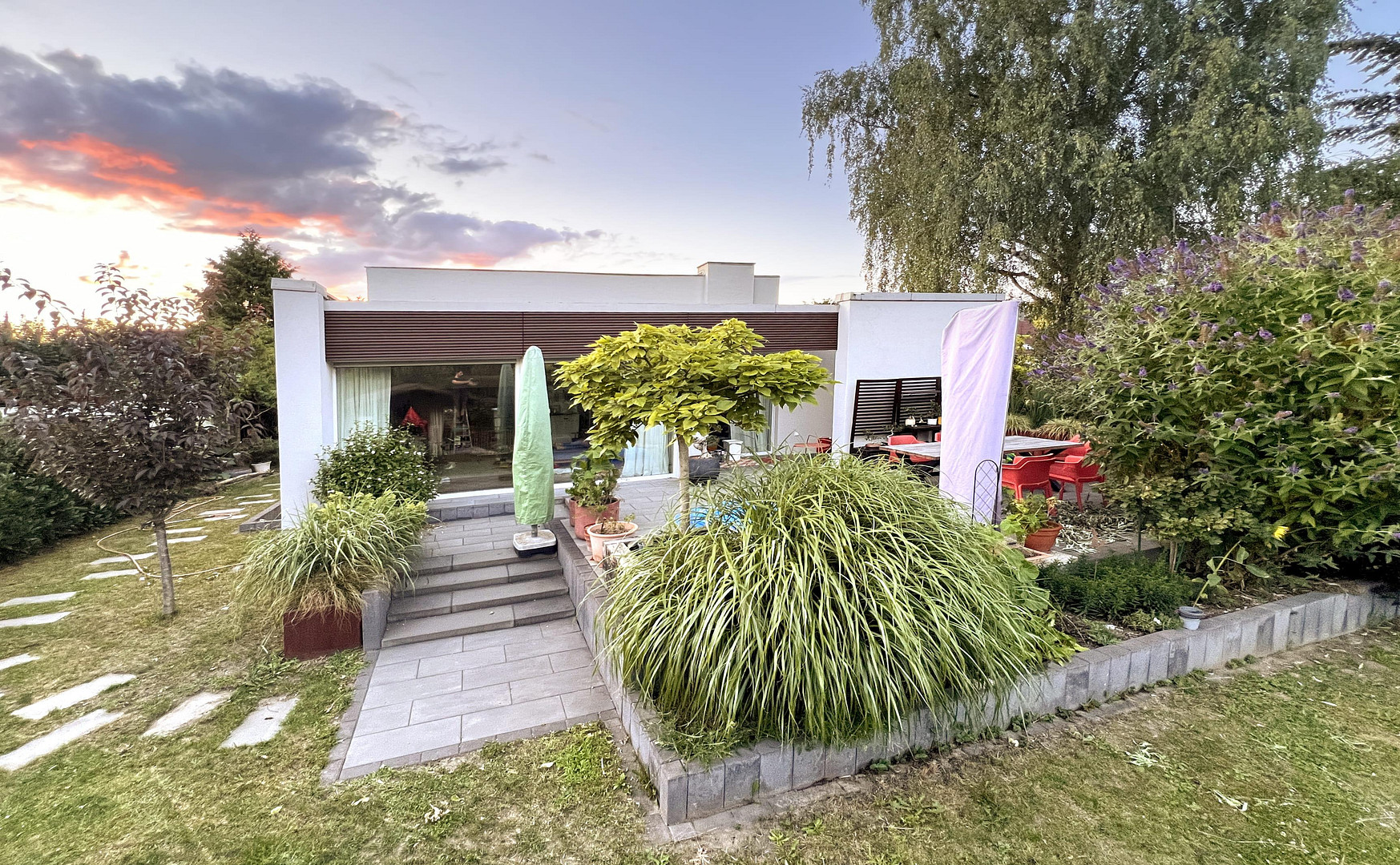 Mid-Century-Modern Traum, frisch saniert in grüner Oase