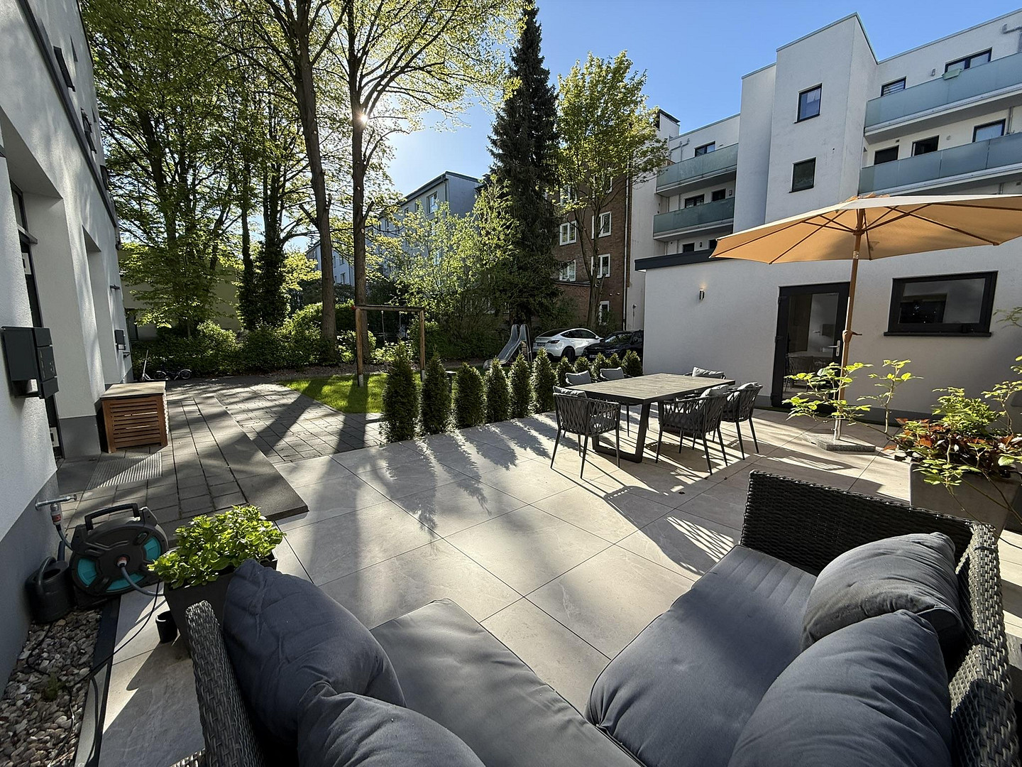 Stadthaus-Feeling: Großzügige Wohnung mit separatem Office und eigenem Parkplatz