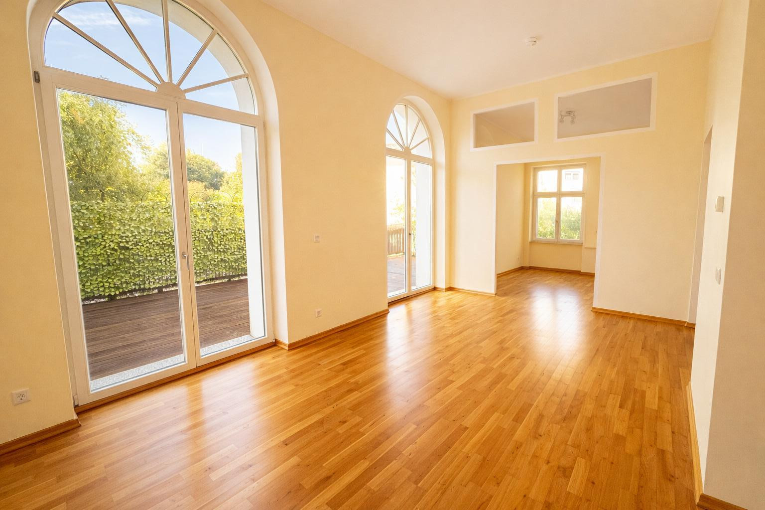224 m² Wohnung mit Hauscharakter, teilbar, hohe Decken, Terrasse, Garten, Carport, Kamin