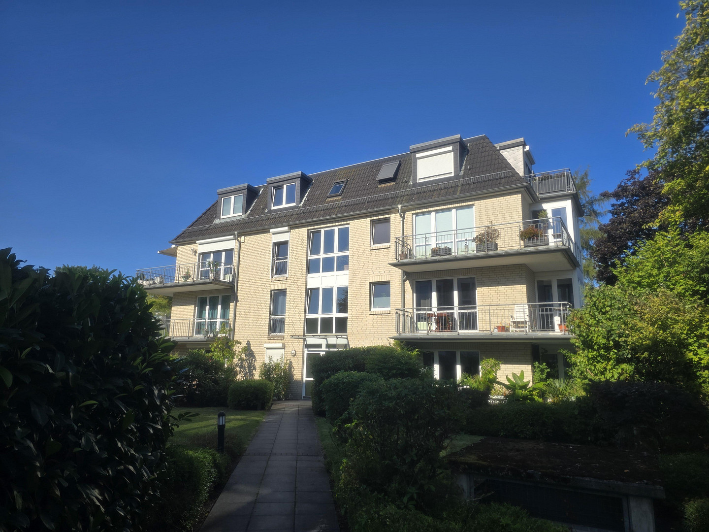 Lichtdurchflutete 2 Zimmer Etagenwohnung mit grossem Balkon und Tiefgaragenstellplatz